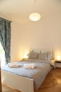 Ένα ή περισσότερα κρεβάτια σε δωμάτιο στο APARTMANI SUNNY SIDE