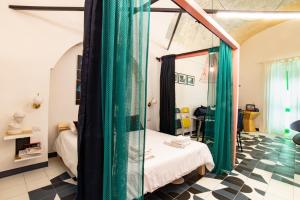 Camera con letto e specchio di Balloon Design Studio Apartment a Molfetta