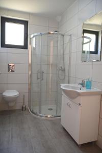 Ένα μπάνιο στο APARTMANI SUNNY SIDE +21 φωτογραφίες