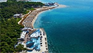 an aerial view of a beach with a resort at Studio apartman, 2+1 in Brodarica