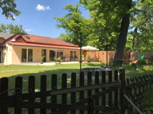 una casa con una valla delante de un patio en Ferienwohnung Bad Kösen, en Bad Kösen