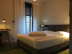 a hotel room with a bed, chair, and nightstand at Hotel Restaurant au Floridor in Thann