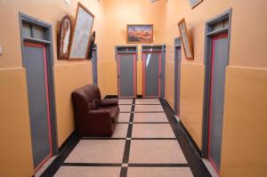 Hotel Atlas Ouarzazate في ورززات: مدخل مع كرسي في غرفة مع أبواب