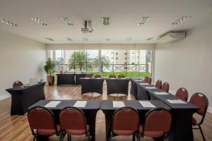 a large meeting room with a long table and chairs at Intercity São Paulo Berrini in Sao Paulo