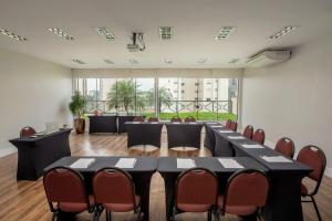 una gran sala de reuniones con una mesa larga y sillas en Intercity São Paulo Berrini, en São Paulo