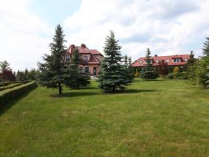 A garden outside Hotelik pod różą