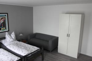una sala de estar con una cama y un sofá en Hotel Landhaus, en Eschweiler