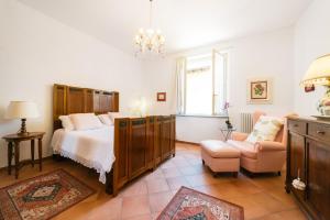 法諾的住宿－BB Porta Augustea - Fano，一间卧室配有一张床、一张沙发和一把椅子