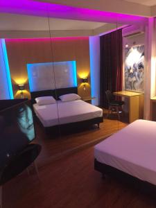 Postel nebo postele na pokoji v ubytování Olympic Hotel