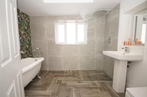 Koupelna v ubytování Grade 2 Listed Apartment, Southport Promenade + 9 fotografií