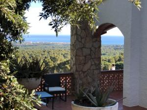 einen Blick vom Balkon eines Hauses mit einer Steinsäule in der Unterkunft Ty Pals in Pals