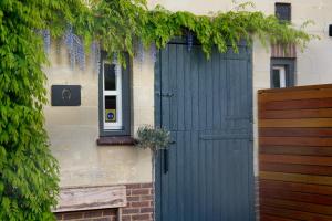 een huis met een blauwe deur en een raam bij Guesthouse 115 in Valkenburg