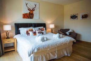 A bed or beds in a room at Clovenstone Lodges