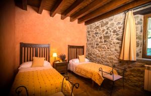 Un pat sau paturi într-o cameră la La Casassa de Ribes