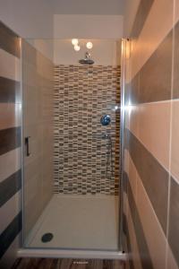 W łazience znajduje się prysznic ze szklanymi drzwiami. w obiekcie Il Casale degli Ulivi w mieście Gradoli