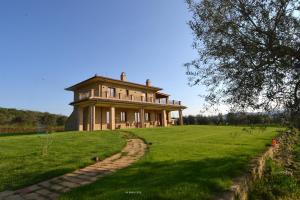 uma casa grande no topo de um campo verde em Il Casale degli Ulivi em Gradoli
