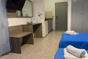 Camera con scrivania e specchio di Polykratis Rooms a Città di Skiathos