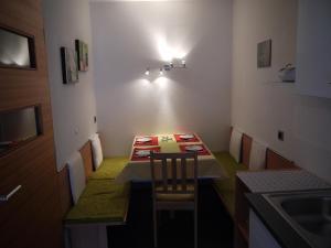 ein kleines Esszimmer mit einem Tisch und einem Stuhl in der Unterkunft Hörtmairhof in Sand in Taufers