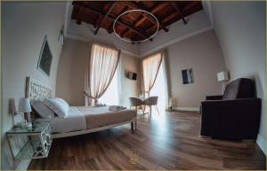 Schlafzimmer mit einem Bett, einem Tisch und Stühlen in der Unterkunft Villa Cua in Ercolano