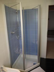 een glazen douche in een badkamer met een toilet bij Hörtmairhof in Campo Tures