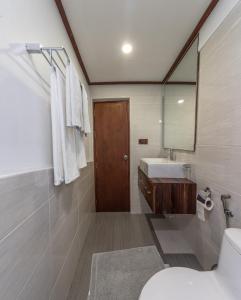 uma casa de banho com um WC, um lavatório e um espelho. em Kinan Retreat em Fulidhoo