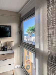 アルカションにあるLe studio de la plage centraleのビーチの景色を望む窓付きの客室です。
