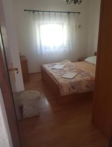 Postel nebo postele na pokoji v ubytování Apartmani Čempres Senj
