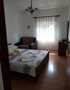 Postel nebo postele na pokoji v ubytování Apartmani Čempres Senj