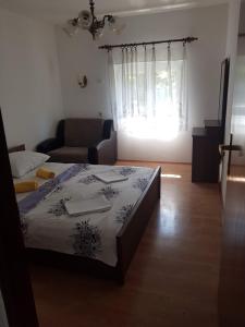 Postel nebo postele na pokoji v ubytování Apartmani Čempres Senj
