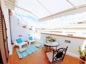 einen Balkon mit einem Tisch und Stühlen in einem Zimmer in der Unterkunft Una Terrazza per Due in Syrakus