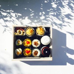 een doos gevuld met verschillende soorten voedsel bij Quinta Do Miguel in Aldeia do Meco