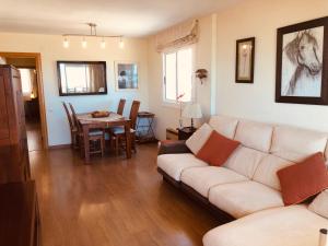 - un salon avec un canapé et une table dans l'établissement Cunit Playa 2, à Cunit