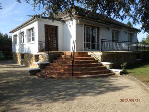 una casa blanca con escaleras delante en LA CHENOPE, en Souesmes