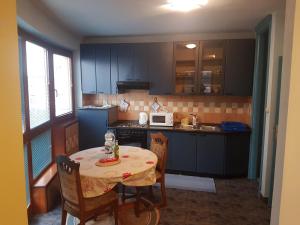 uma pequena cozinha com uma mesa e um micro-ondas em GREEN and BLUE apartments em Banja Luka