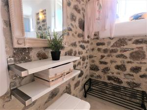 Phòng tắm tại Villaki Poros House