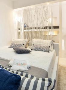a bedroom with two beds with pillows on them at BilMar little palace/ steps from the beach in Mármara
