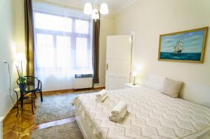 En eller flere senge i et værelse på Budapest Kingdom Apartment CENTRAL & CAR PARKING ON-SITE & AIRCON & QUIET & FAMILY FRIENDLY