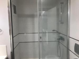 eine Dusche mit Glastür im Bad in der Unterkunft Medıkule(8) 1+1 in Istanbul