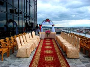 un couloir avec des chaises et un autel sur un balcon dans l'établissement Grand Hotel Kazan, à Kazan