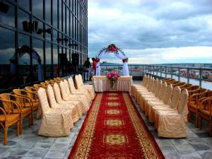 Un pasillo con sillas y un altar en un balcón en Grand Hotel Kazan en Kazán