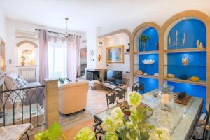 a living room with blue walls and a table at Costa Major in Maiori