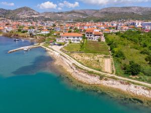 Vue aérienne d'une ville à côté de l'eau dans l'établissement House Ivica, à Trogir