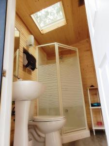Ένα μπάνιο στο New Buddha Bing Unique Experience Cottage and Cabins