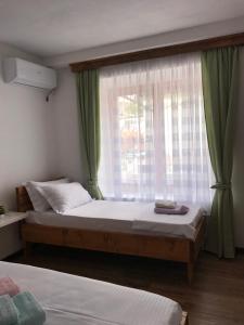 A bed or beds in a room at Apartments Kollari Még 15 kép