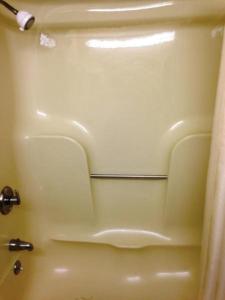 un cierre de una puerta de ducha en un baño en Royal Inn Columbia/Fort Jackson en Columbia