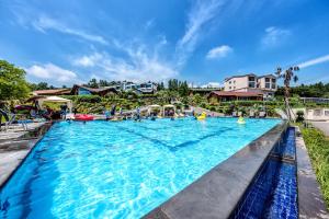 西歸浦的住宿－濟州我有酒店度假村，度假村的游泳池,里面的人