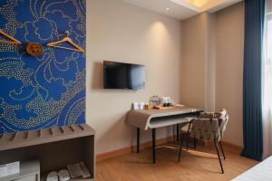 TV in/ali zabaviščno središče v nastanitvi Luminor Hotel Airport Sidoarjo By WH , Best Choice and Strategic Location with a Rooftop area in Town