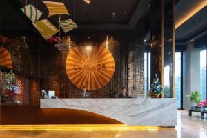 Fotografija v galeriji nastanitve Luminor Hotel Airport Sidoarjo By WH , Best Choice and Strategic Location with a Rooftop area in Town v mestu Sidoarjo