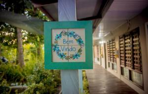 um sinal num poste em frente a um edifício em Hotel Madreselva em Leticia mais 26 fotografias