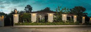 uma casa com luzes na frente em Hotel Madreselva em Leticia